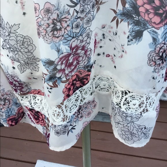 About a Girl Sheer long sleeve floral tunic size small - Picture 8 of 8